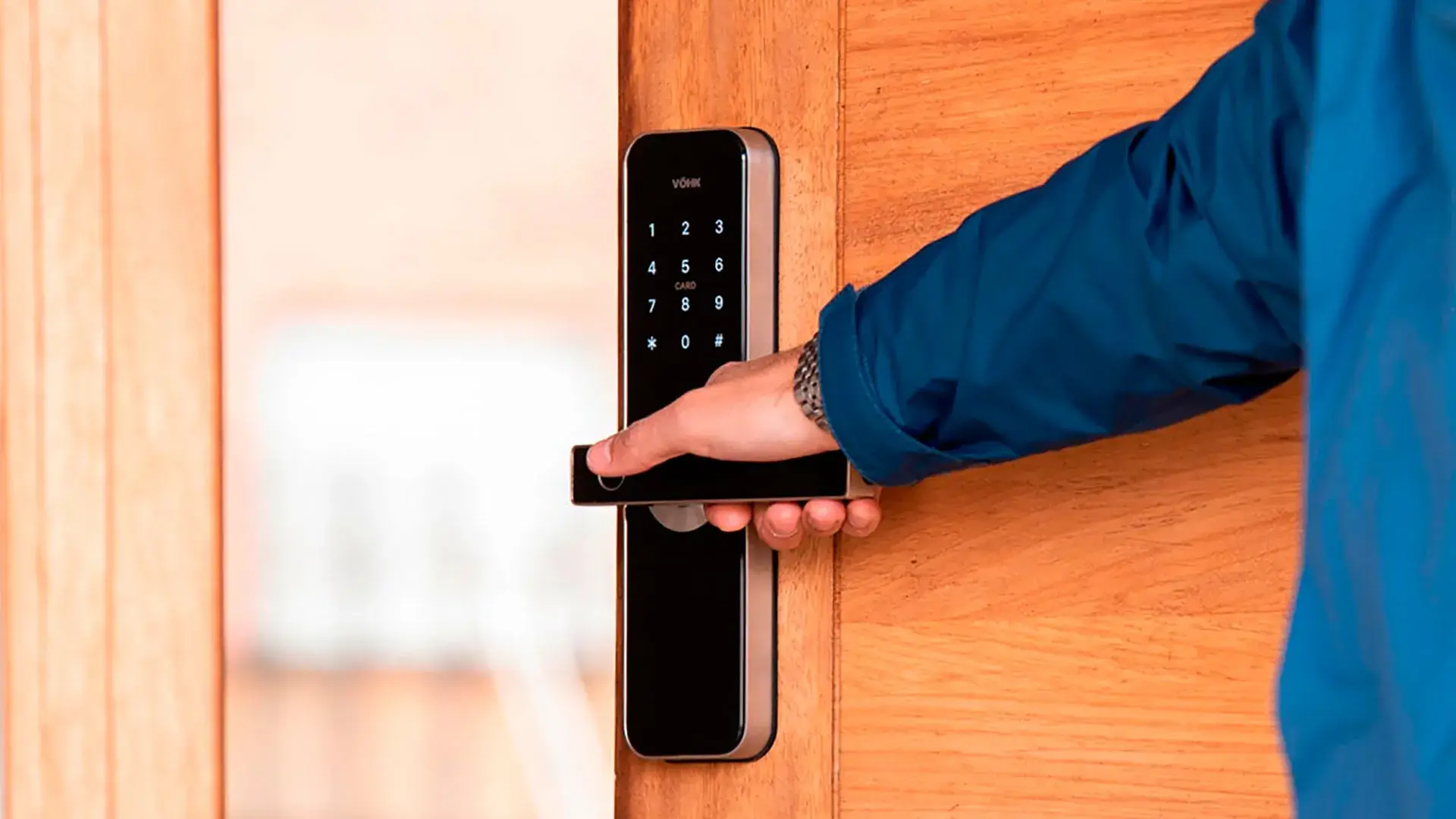 Cerraduras inteligentes en puertas de entrada y apartamentos de un edificio moderno